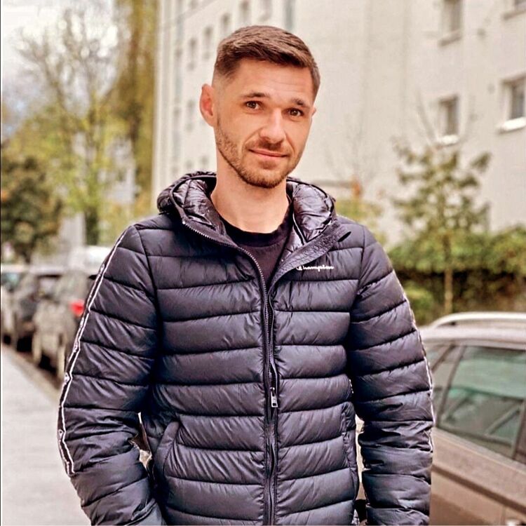  47024718  Iulian, 24 ,    Tribuswinkel