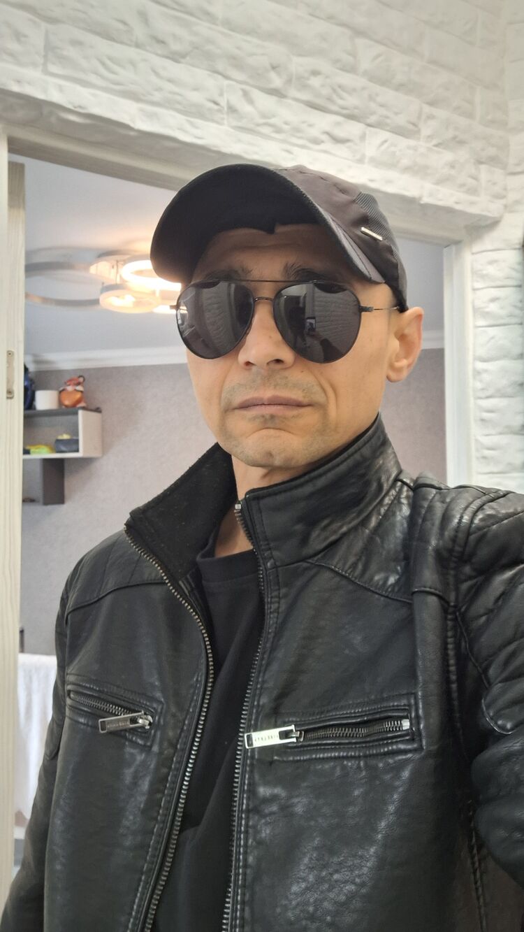  52545198  Slava, 49 ,    
