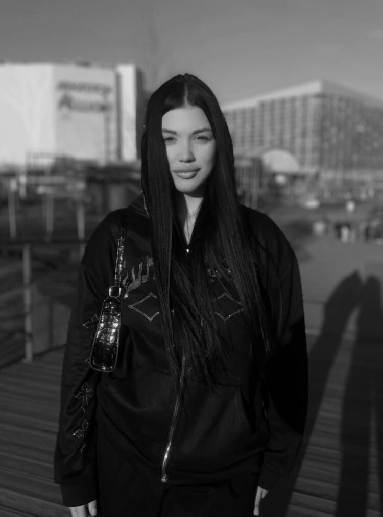  51311418  Veronika, 19 ,    