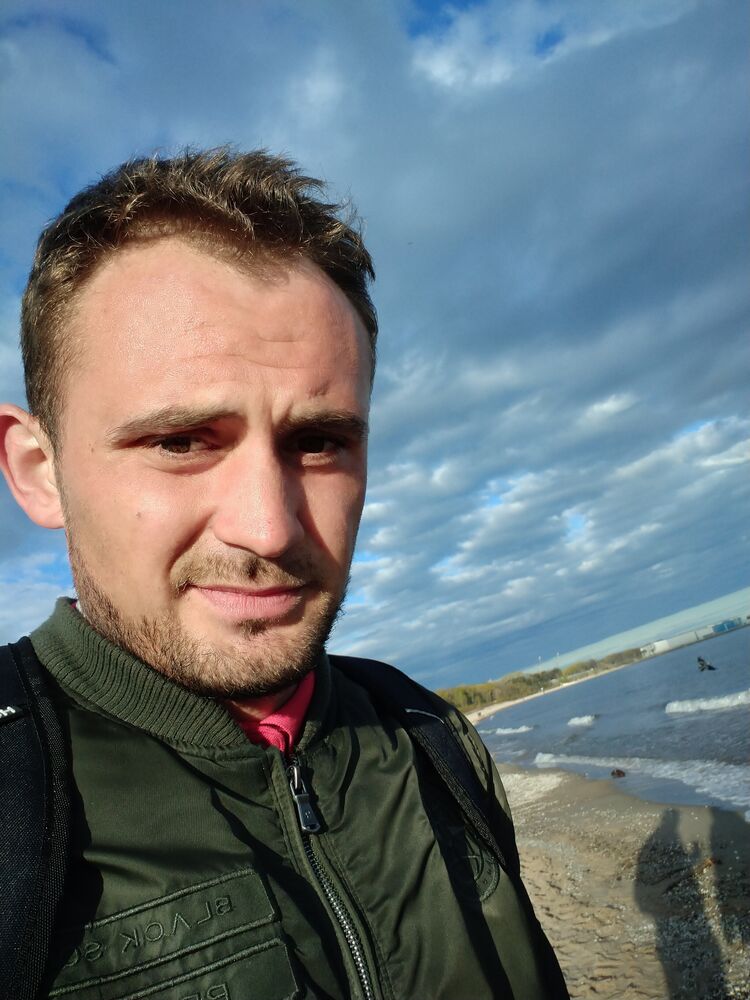  32377798  Andrej, 31 ,    