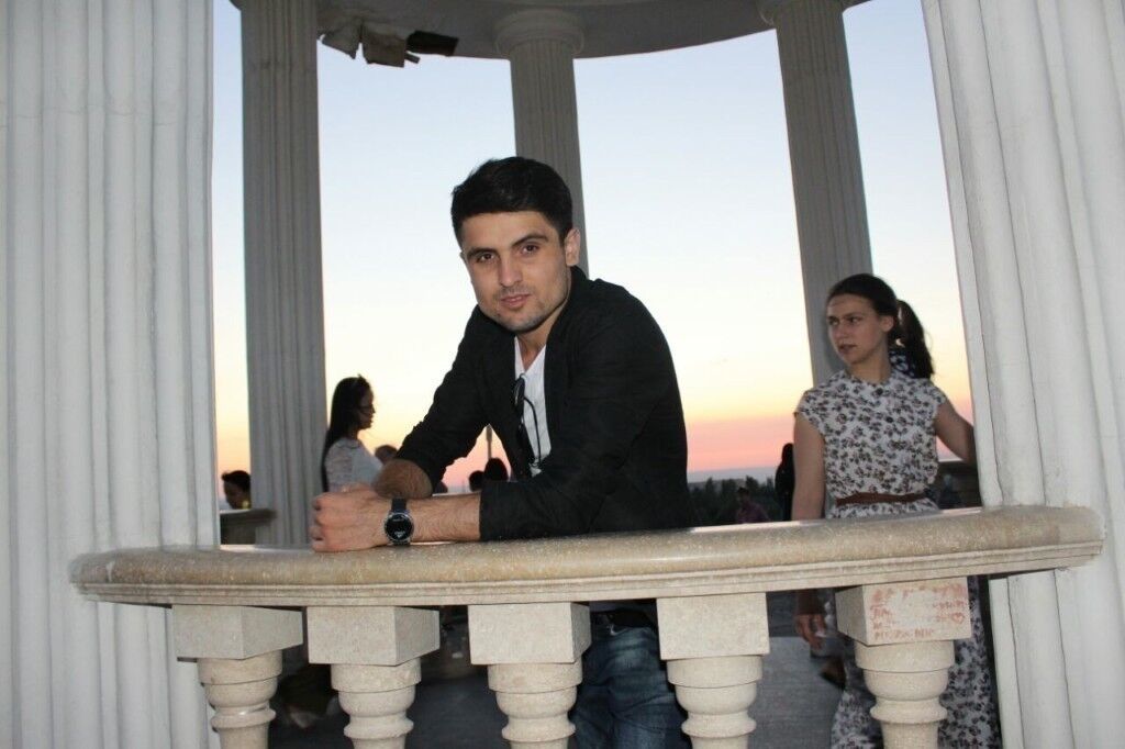  19429418  Artur, 35 ,    