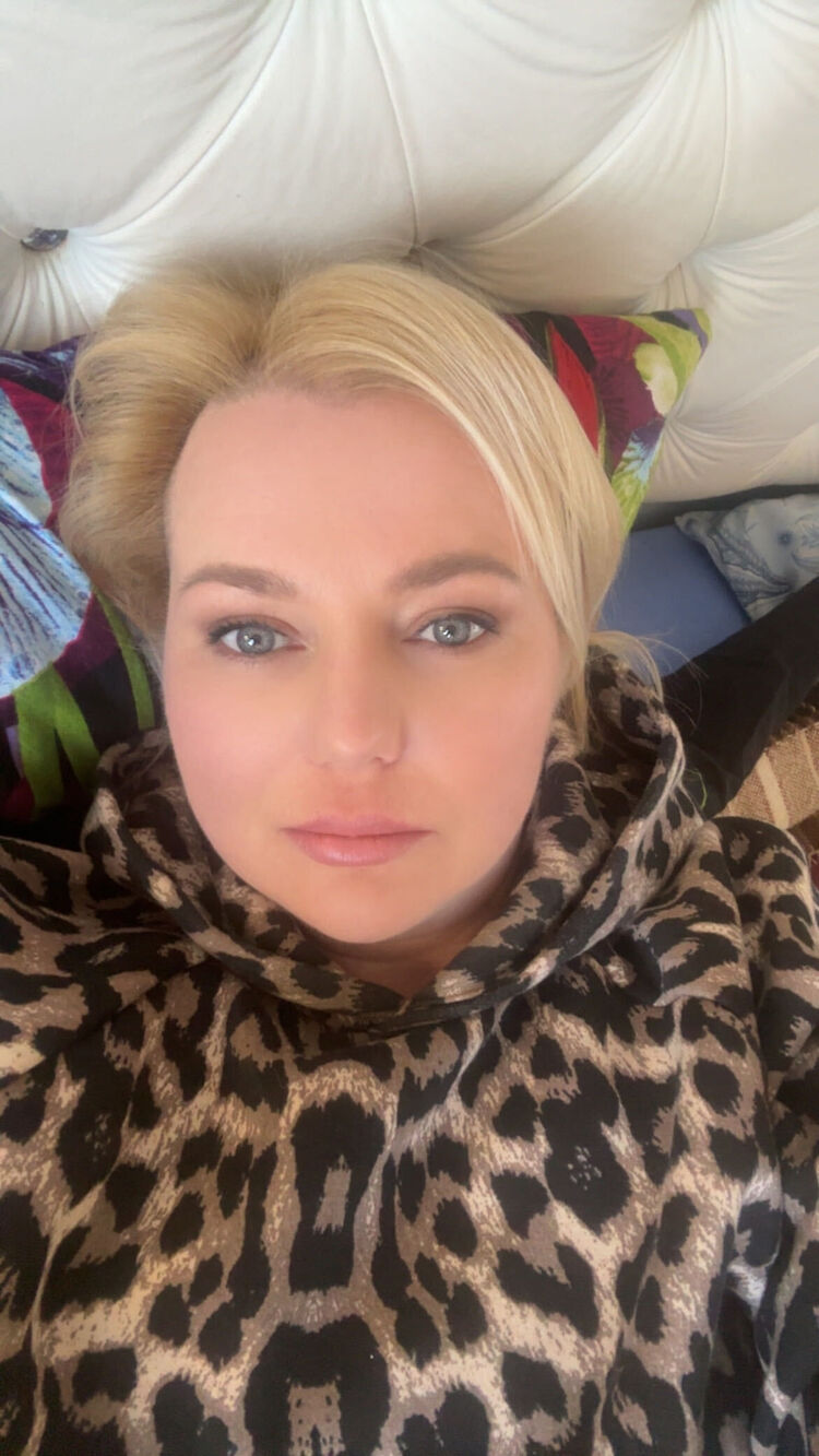  ,   Ksenia, 48 ,   c 