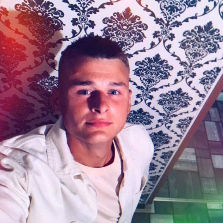  45881068  Maks, 23 ,    