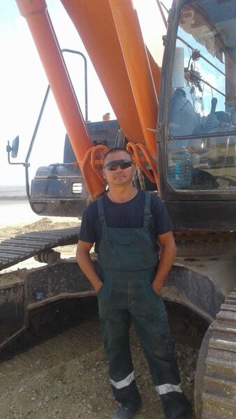  ,   Erlan, 44 ,  