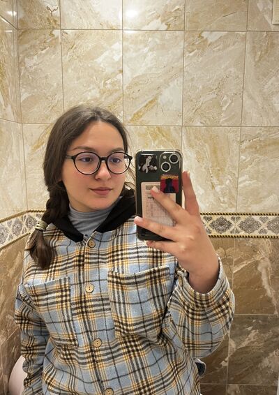  ,   Anna, 21 ,   