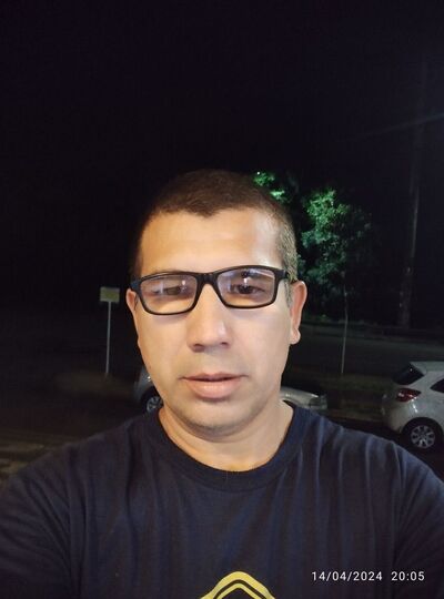 --,   Roberto, 47 ,   ,   