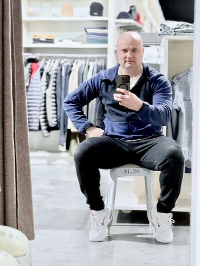  ,   Valentin, 32 ,   ,   