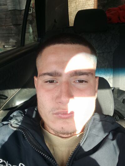  ,   Artur, 24 ,  