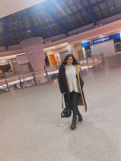  ,   Yana, 33 ,  