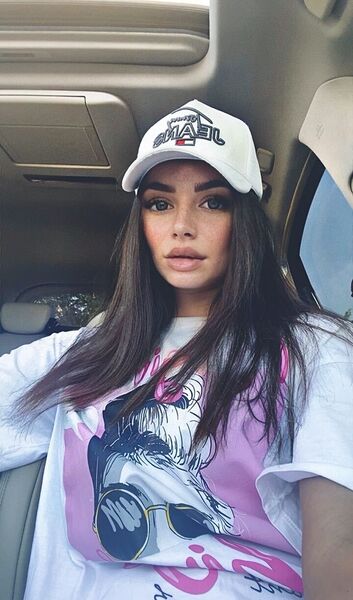  ,   Anya, 29 ,   c 