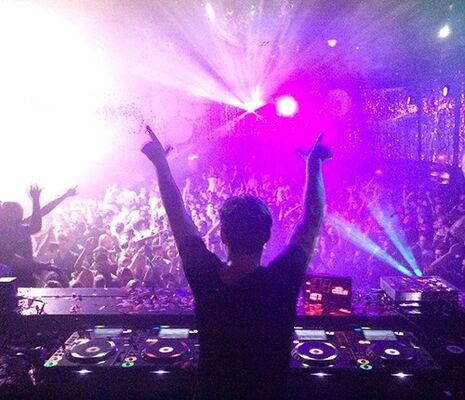  ,   Adlet, 32 ,   ,   , c 