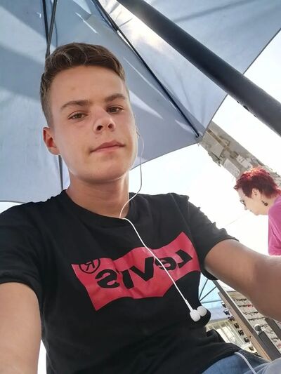  ,   Nicolas, 24 ,   