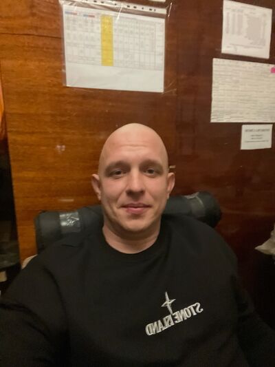  ,   Anton, 32 ,   ,   