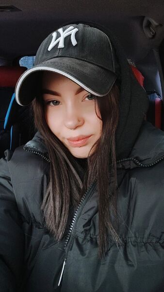  ,   Yana, 19 ,  