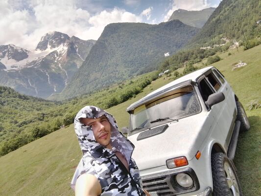  ,   Viktor, 31 ,   c 