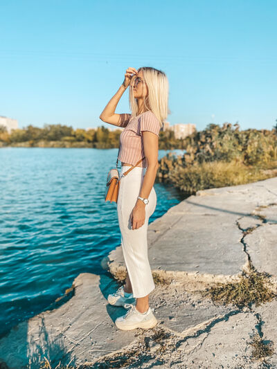  ,   Viktoria, 38 ,   c 