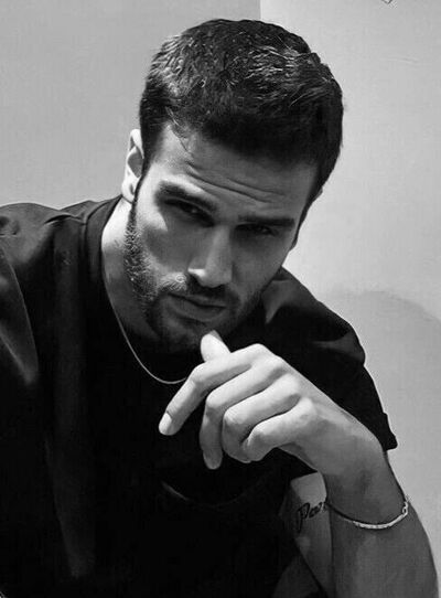  ,   Kare, 33 ,   