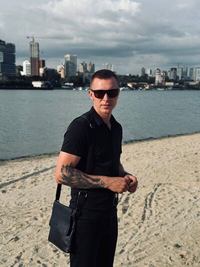  ,   Valentin, 30 ,   ,   