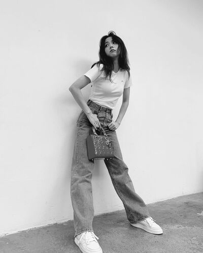  ,   Mia, 25 ,  
