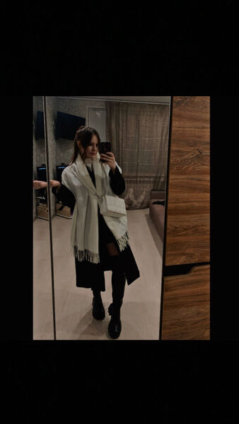  ,   Anya, 23 ,   c 