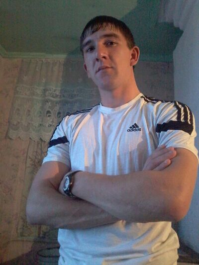  ,   Viktor, 31 ,  