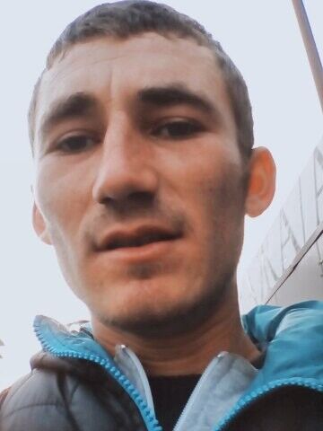  8220888  Viktor, 31 ,    