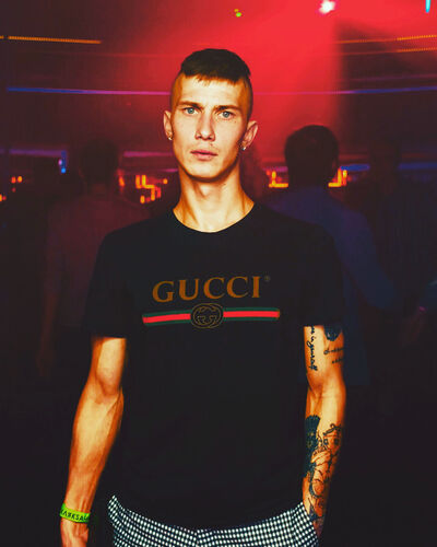  ,   Anton, 32 ,   c 