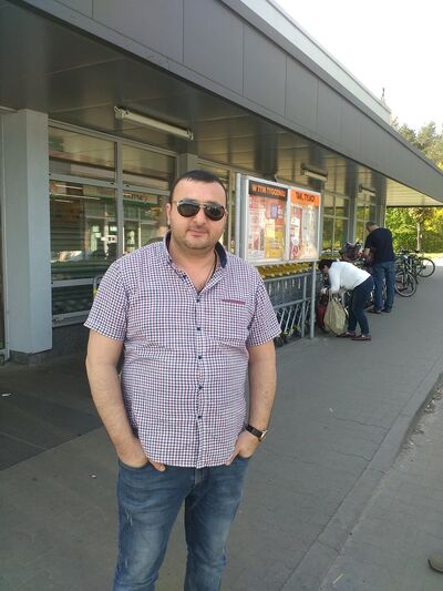  ,   Vaxtang, 44 ,  