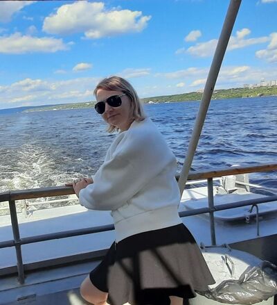  ,   Elena, 42 ,   c , 