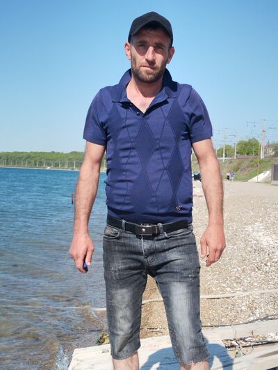  ,   Hovik, 43 ,   ,   