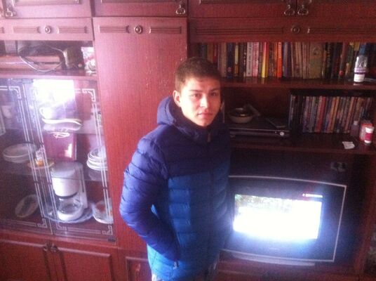  ,   Sergei, 32 ,  