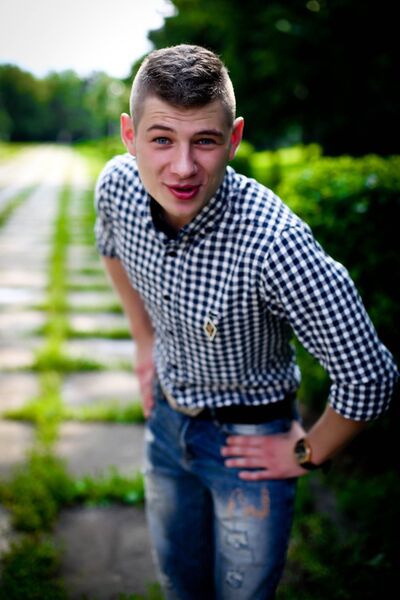  ,   Nicolas, 32 ,   